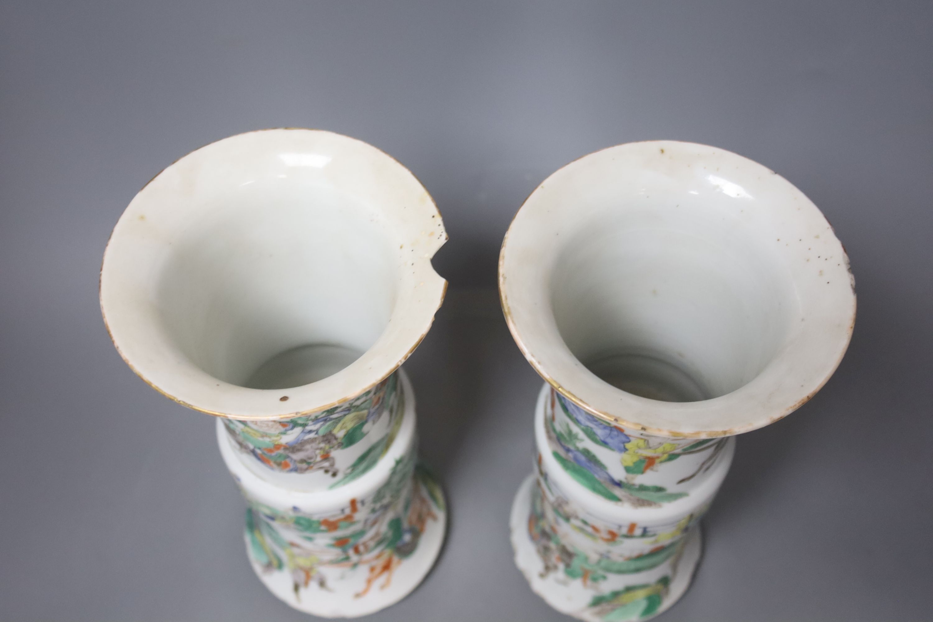 A pair of late 19th/early 20th century century Chinese famille verte beaker vases, height 25.5cm